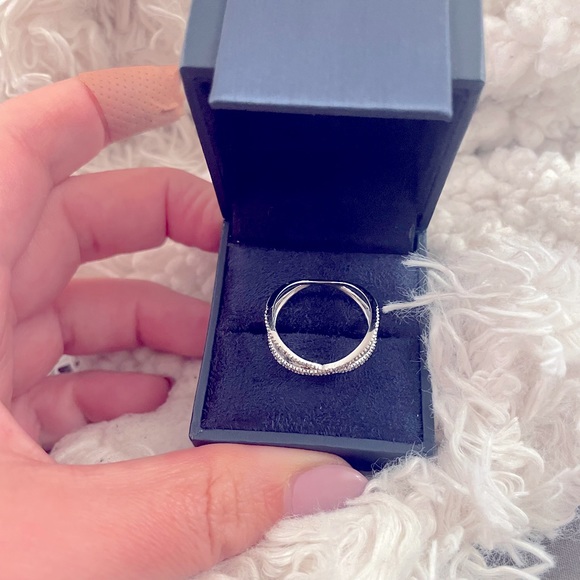 Natural diamond and 18k white gold criss cross ring. Size 7.5 - Picture 3 of 4